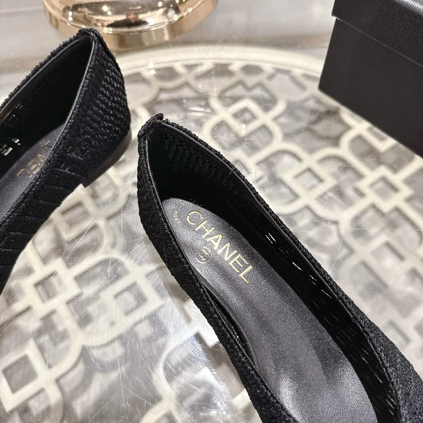 💕💕Factory direct selling price p540💕💕 Chanel 25SS finally releases woven ballet shoes‼ ️ Shoes worthy of their own article, I have to say that they are finally waiting for you! So elegant and chill. Wear it in the summer to enjoy the breeze and walk on the street. Round square toe design. Cute and cute~ The appearance is super online. When you wear it, you will feel like a wealthy daughter. I thought it was good-looking. Only when I put it on my feet do I know how easy it is to wear~ Upper: Exclusive custom-made mesh (comfortable and breathable) Foot pad: Sheepskin Outsole: Genuine leather sole imported from Italy Size: 35-39 (customized at 40.41.42)